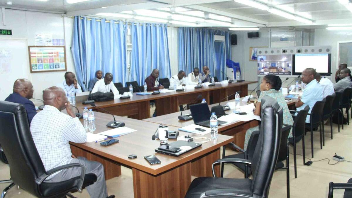 Un groupe assiste à une réunion.