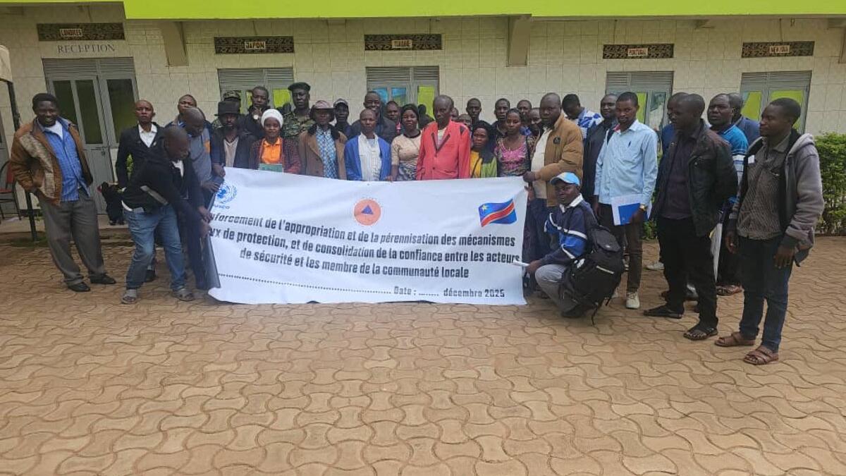 Un groupe brandit une banderole commémorative.