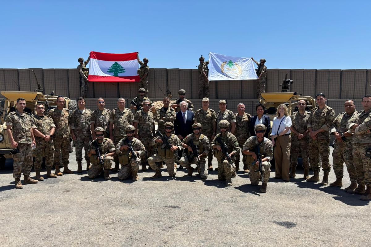 أرنو محاط بجنود من الفوج الثالث للحدود البرية في الجيش اللبناني أرنو محاط بجنود من الفوج الثالث للحدود البرية في الجيش اللبناني