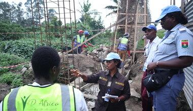 Un groupe observe une scène extérieure.